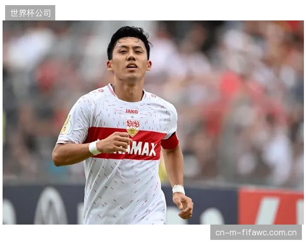 日本队战术结构高度稳定，远藤航与守田英正的中场组合保障了球队的攻防转换弹性。